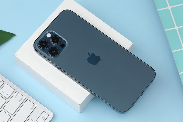 Camera trên iPhone 12 Pro Max được chế tạo bằng vật liệu chống xước cao cấp.