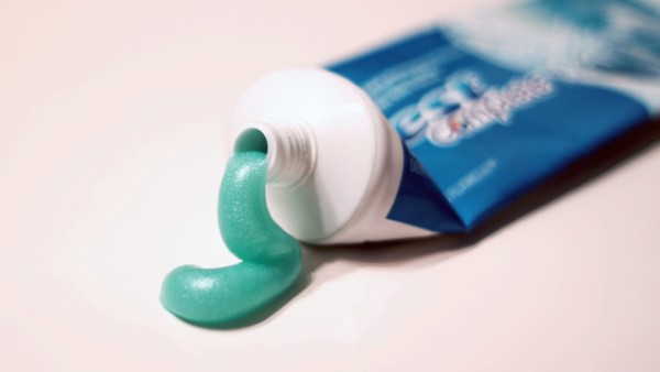 Loại bỏ vết xước bằng kem đánh răng và khăn mềm.