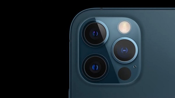 iPhone 12 Pro Max được trang bị ba camera sau và một camera trước