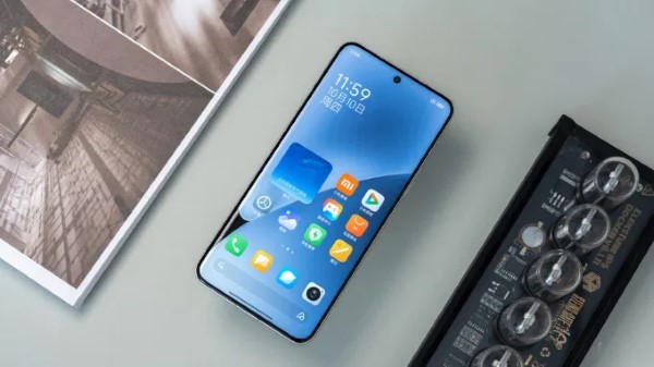 Xiaomi 15 Pro trang bị màn hình LTPO AMOLED.