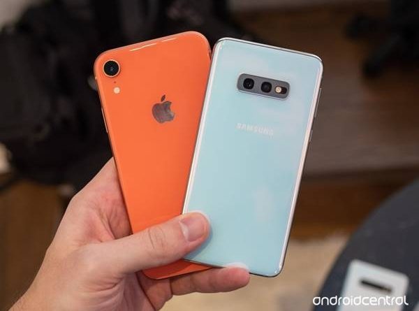 so sánh iPhone Xr và Samsung S10e