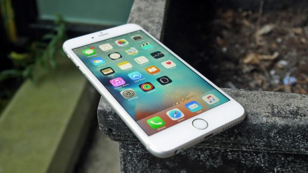 iPhone 6 Plus từng gây tranh cãi bởi khung thiết kế không đủ cứng cáp