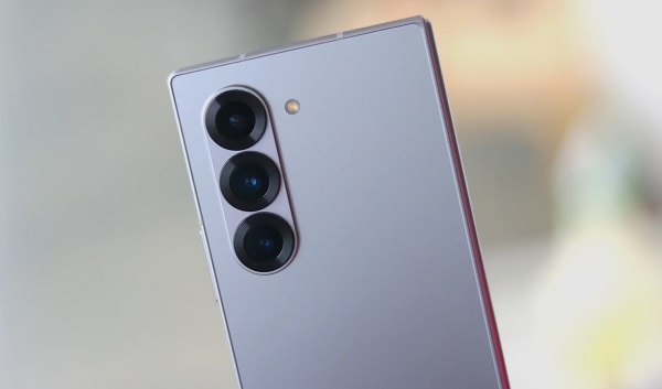 Cụm camera sau của Z Fold7 được thiết kế lại phẳng, đơn giản, tương tự các dòng Z Fold trước